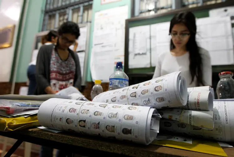 Equador: para ser eleito presidente em primeiro turno, é necessário ter pelo menos 40% dos votos e uma diferença de no mínimo 10% com relação ao segundo colocado (Guillermo Granja/Reuters)