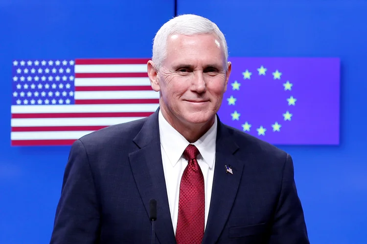 Pence disse estar "muito grato por ter a oportunidade de encontrá-la e explorar formas para podermos aprofundar nossas relações com a União Europeia" (Francois Lenoir/Reuters)