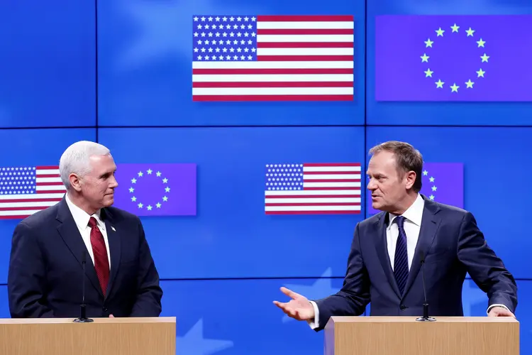 Mike Pence e Donald Tusk: ele garantiu que os EUA renovarão seu compromisso com economias livres, justas e que "estão florescendo" (Francois Lenoir/Reuters)