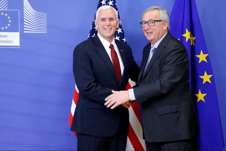Mike Pence e Jean-Claude Juncker: "a estabilidade global depende fortemente das boas relações entre EUA e UE", disse Juncker (Francois Lenoir)