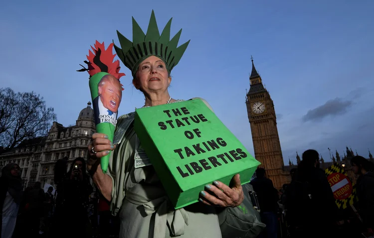 Protesto: "sua bem documentada misoginia e vulgaridade lhe desqualificam para ser recebido por sua alteza a rainha ou pelo príncipe de Gales", argumenta pedido popular contra a visita de Trump (Toby Melville/Reuters)