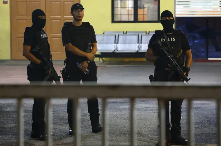Membros da força especial da polícia da Malásia em frente ao local onde o corpo de Kim Jong-nam passa por autópsia  (Athit Perawongmetha/Reuters)