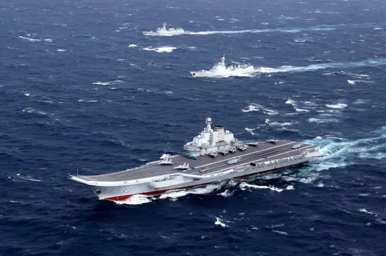Navio de guerra chinês no Mar do Sul da China: país reivindica quase todas as águas, pelas quais circula um terço do comércio marítimo mundial (foto/Reuters)