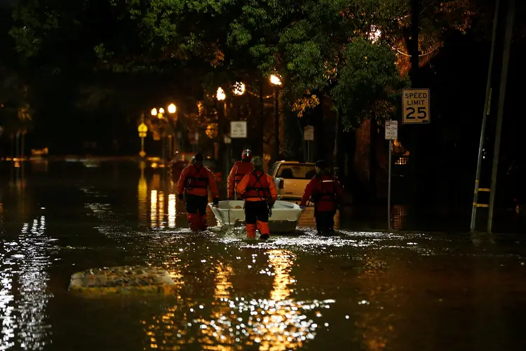 Inundações em San Jose, na Califórnia: águas repletas de detritos inundaram quarteirões inteiros, submergindo carros estacionados (Stephen Lam/Reuters)
