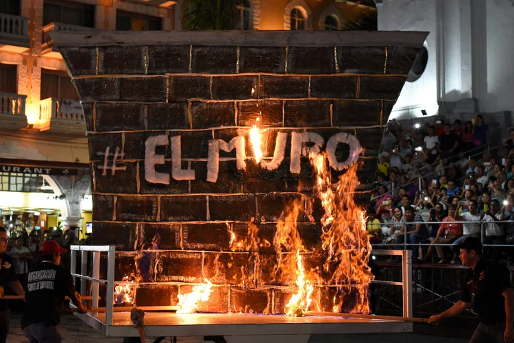 Muro: Réplica da construção de Trump é queimada em celebração de carnaval no México (Yahir Ceballos/Reuters)