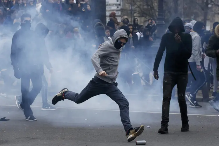 Protesto: mil estudantes se manifestaram na Place de la Nation (Gonzalo Fuentes/Reuters)