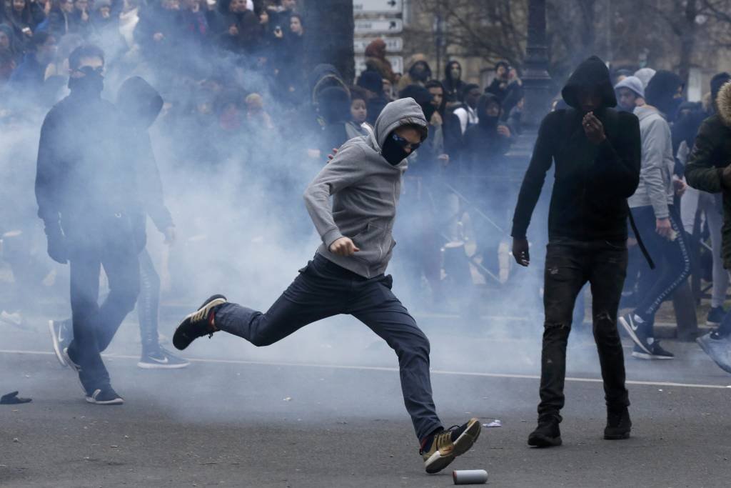 Protesto contra violência policial termina com conflitos em Paris
