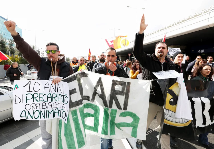 Protesto de funcionários a Alitalia: devido ao protesto, a Alitalia também teve que cancelar 34 voos programados para amanhã, todos com destino a Roma e Milão (Remo Casilli/Reuters)