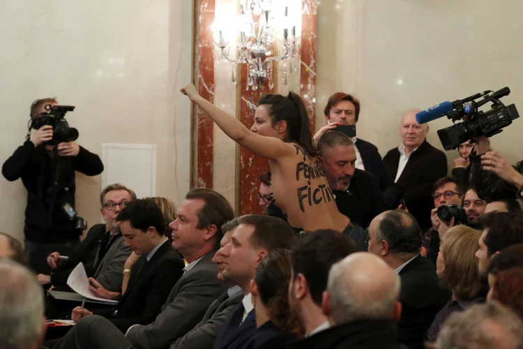 Protesto: essa não é a primeira vez que o movimento Femen interrompe um discurso da líder ultradireitista (Reuters)