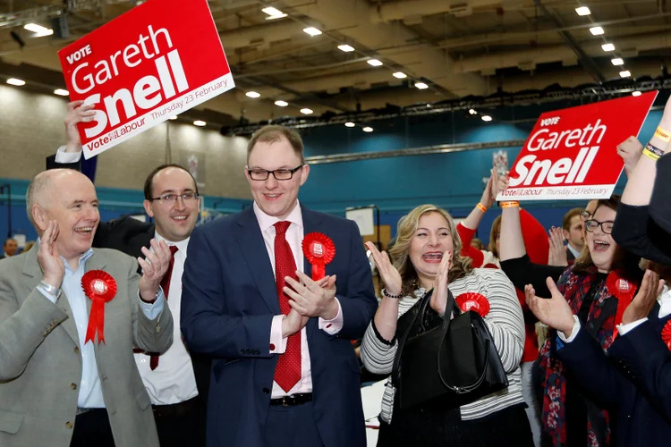 Gareth Snell: trabalhista ganhou a eleição por 7.853 votos contra 5.233 para Paul Nuttall (Darren Staples)
