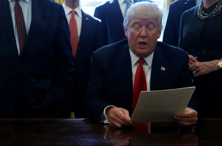 Trump: "Uma proibição amenizada continua sendo uma proibição. Apesar das mudanças da Administração, esta perigosa ordem executiva solapa nossa segurança. E mais, é mesquinha e antiamericana. Deve ser derrogada" (Jonathan Ernst/Reuters)