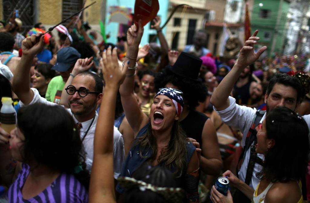 Pessoas festejam em meio ao bloco de carnaval "Cordão de Prata Preta" no Rio de Janeiro (Pilar Olivares/Reuters)