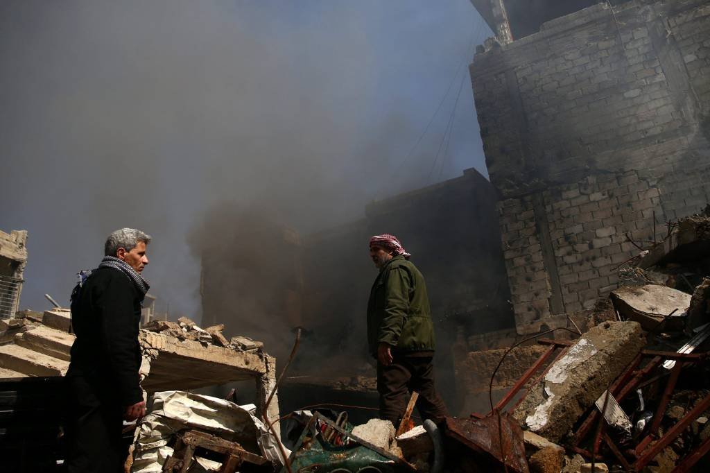 Bombardeios em cidade síria controlada pelo EI matam 35 pessoas