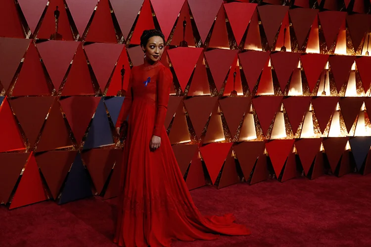 Ruth Negga arrasou com o modelo vermelho (Mario Anzuoni/Reuters)
