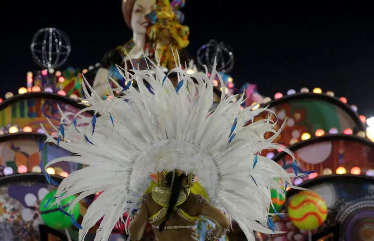 Desfile: A escola foi a primeira a desfilar pelo Grupo Especial do Rio na noite de domingo em seu retorno à elite do samba carioca após 16 anos (Ricardo Moraes/Reuters)