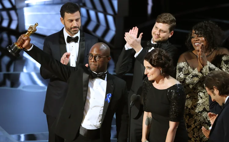 Equipe de Moonlight no palco recebendo o prêmio de Melhor Filme, o diretor Barry Jenkins segura a estatueta (Lucy Nicholson)