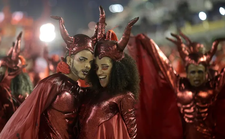 Desfile da Salgueiro: a Grande Rio entrou na avenida ainda sob o impacto do acidente, mencionado por seu presidente ao microfone, Milton Perácio (v/Reuters)