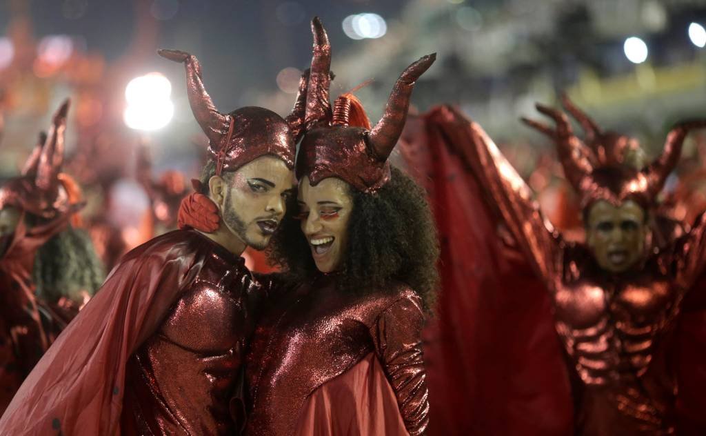 Primeira noite de desfiles no Rio foi do inferno ao paraíso