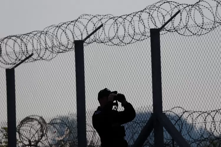 Fronteira: várias ONGs denunciaram o tratamento "desumano" que os refugiados recebem na fronteira entre Hungria e Sérvia (Laszlo Balogh/File Photo/Reuters)