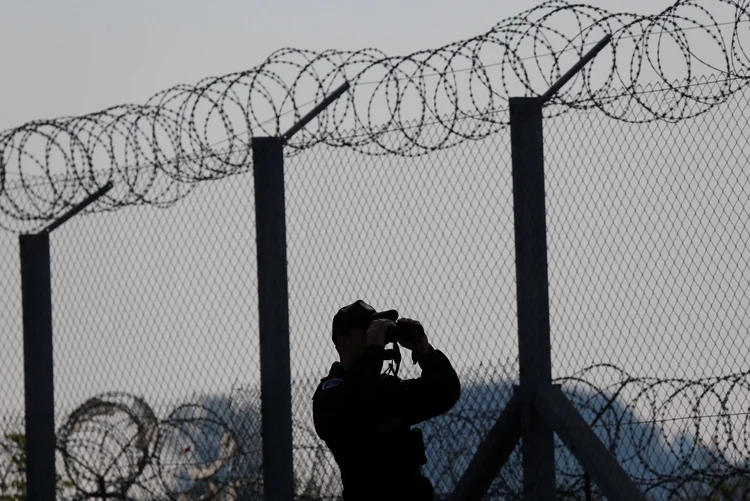 Agente vigia cerca na fronteira entre Hungria e Sérvia  (Laszlo Balogh/File Photo/Reuters)