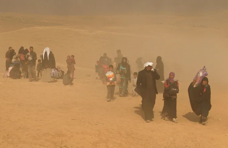 Mosul: "Acredito que agora não podem sair, mas se tiverem a oportunidade, meu conselho é: fuja, mesmo se for perigoso. Mas não é preciso que lhes diga nada, todo mundo quer escapar" (Zohra Bensemra/Reuters)