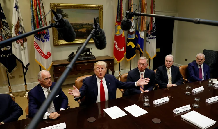 Trump: a proposta inicial de orçamento deverá ser divulgada em meados de março e o documento fiscal completo é esperado para o fim do semestre (Kevin Lamarque/Reuters)