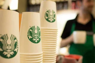 Por que o Starbucks colocou os baristas para escrever à mão mensagens alegres no seu copo novamente?