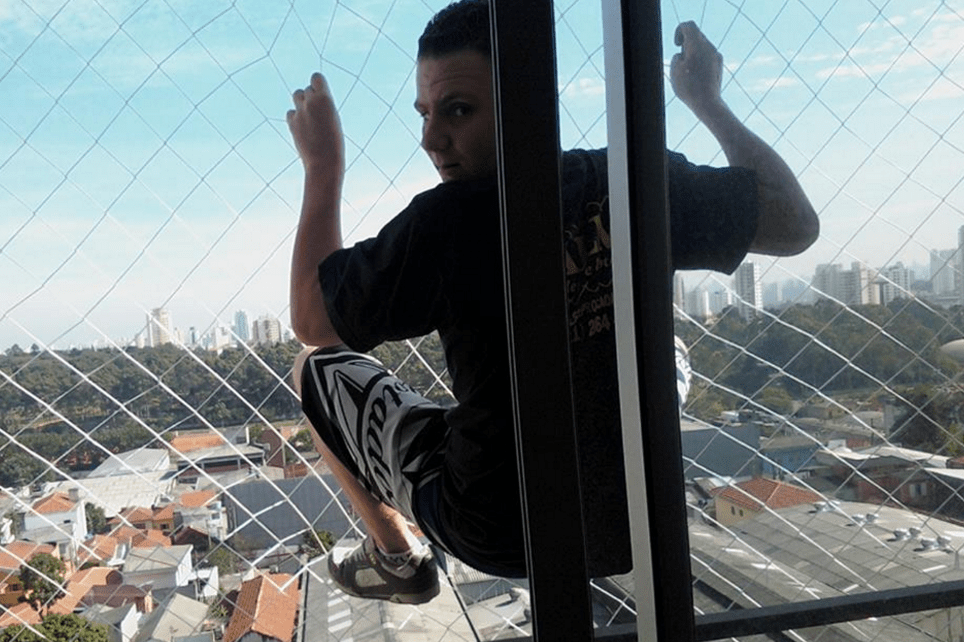 Homem arrisca a vida para promover tela de proteção