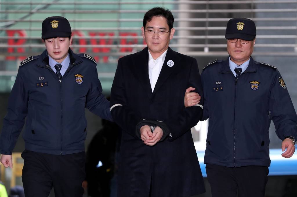 Jay Y. Lee sendo preso: a cela tem uma TV fabricada pela rival LG Electronics e só passa programação aprovada pelo presídio (SeongJoon Cho/Bloomberg)