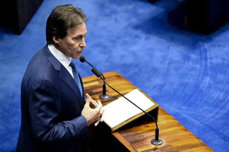 Eunício Oliveira: o presidente do senado explicou que, regimentalmente, PECs não podem receber urgência na tramitação (Divulgação/Agência Senado)