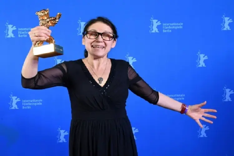 Diretora húngara Ildiko Enyedi posa com seu Urso de Ouro de Melhor Filme "On body and soul" (Britta Pedersen)