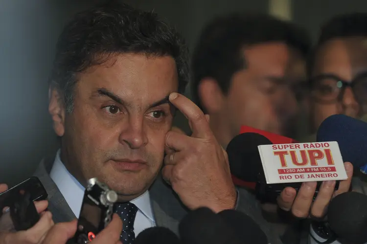Aécio Neves: o senador anunciou a flexibilização da proposta que sugere a criação da cláusula de desempenho e o fim das coligações partidárias (José Cruz/Agência Brasil)