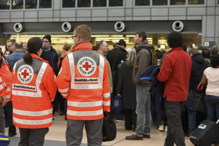 Equipe médico olha retorno de passageiros ao aeroporto de Hamburgo: mais de 50 pessoas reclamaram de problemas respiratórios, ardor nos olhos e náuseas (Reuters)