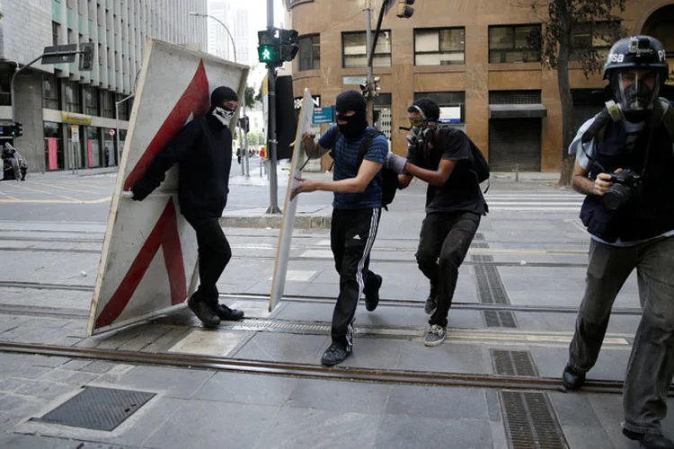 Protestos: "Pezão ladrão, cadeia é a solução", entoavam alguns manifestantes do alto de uma carro de som (Reuters)