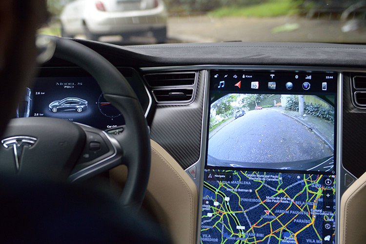 Conheça o Model S, o carro elétrico quase autônomo da Tesla