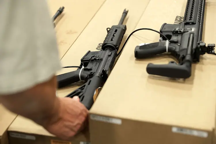 Armas: foram apreendidos no local 15 veículos com placas "clonadas" e quatro armas de fogo, além de rádios comunicadores e coletes balísticos utilizados pelos criminosos (Getty Images/Getty Images)