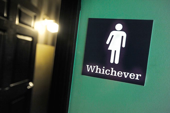 Trump vai excluir regra de Obama sobre banheiro para transgêneros