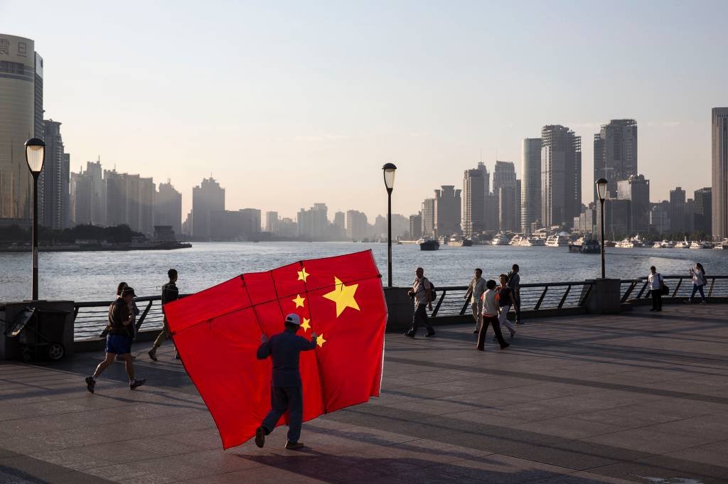 Xangai e bandeira chinesa (Qilai Shen/Site Exame)