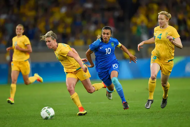 Jogadoras: os impactos frequentes da bola com a cabeça e as colisões com outros jogadores em campo podem causar os problemas cognitivos (Getty Images)