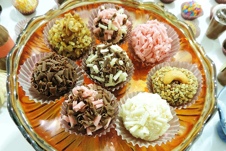 Universo do Brigadeiro: houve cliente que comeu 90 brigadeiros no rodízio feito pelo negócio (Universo do Brigadeiro/Facebook/Reprodução)