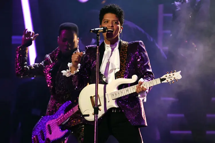Tributo: a homenagem a Prince foi uma comemoração intensa e repleta de dança finalizada por Bruno Mars (foto/Getty Images)
