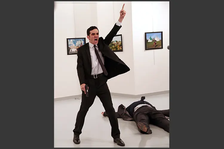 "Foto do Ano" pelo 60º World Press Photo Contest: assassinato do embaixador russo na Turquia, por Burhan Ozbilici, da Associated Press (© Burhan Ozbilici/AP)