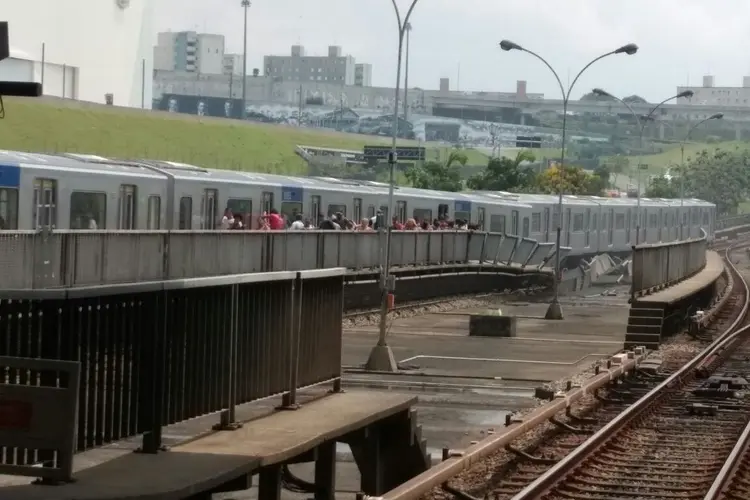 Metrô descarrila na zona leste de São Paulo (Twitter/@nazokta/Reprodução)