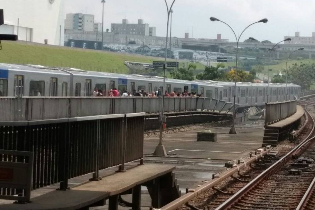 Trem do Metrô descarrila na Zona Leste de São Paulo