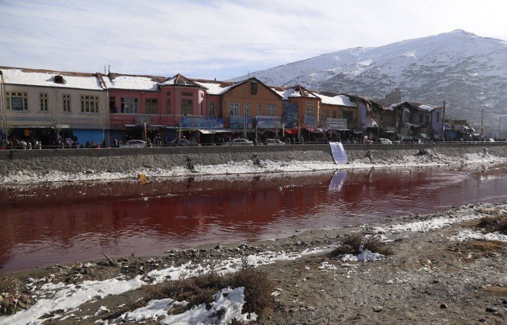 Rio Cabul é tingido de vermelho em protesto contra mortes no país