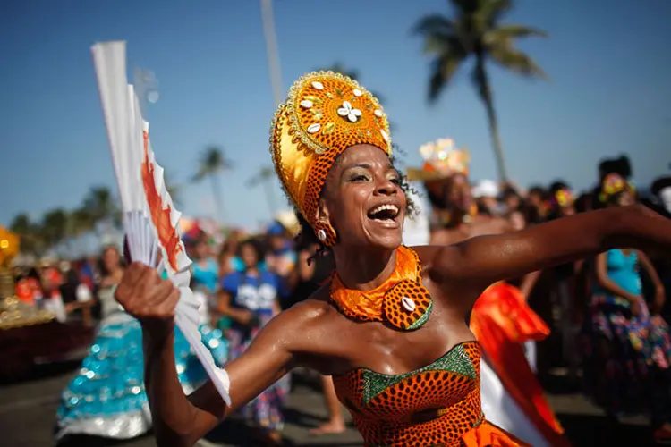 Carnaval: o manual termina informando o telefone da Central da Mulher, 0800 281 0107 (Getty Images)