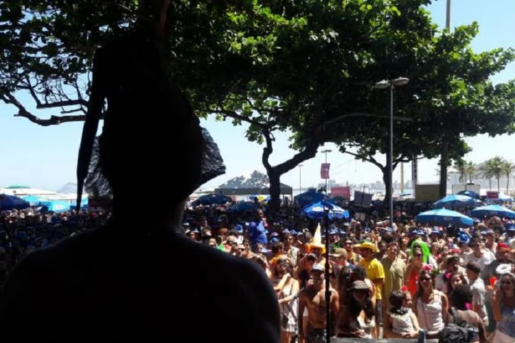 De norte a sul da cidade, o folião não se incomodou com a temperatura perto dos 40 graus e caiu na folia (Nielmar de Oliveira/Agência Brasil)