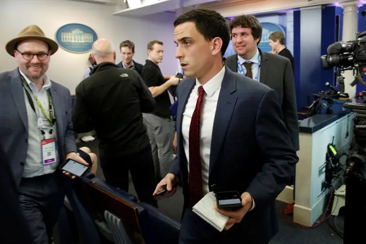 Jornalista deixando Casa Branca após ser barrado em coletiva com porta-voz (Reuters)