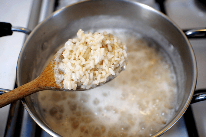 Forma mais comum de cozinhar arroz pode trazer risco à sua saúde