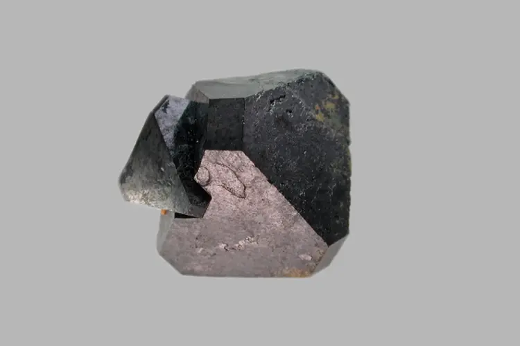 Material: o minério é um tipo de cristal, chamado de KBNNO, que pode ser um modo alternativo de carregar aparelhos eletrônicos (Creative Commons)